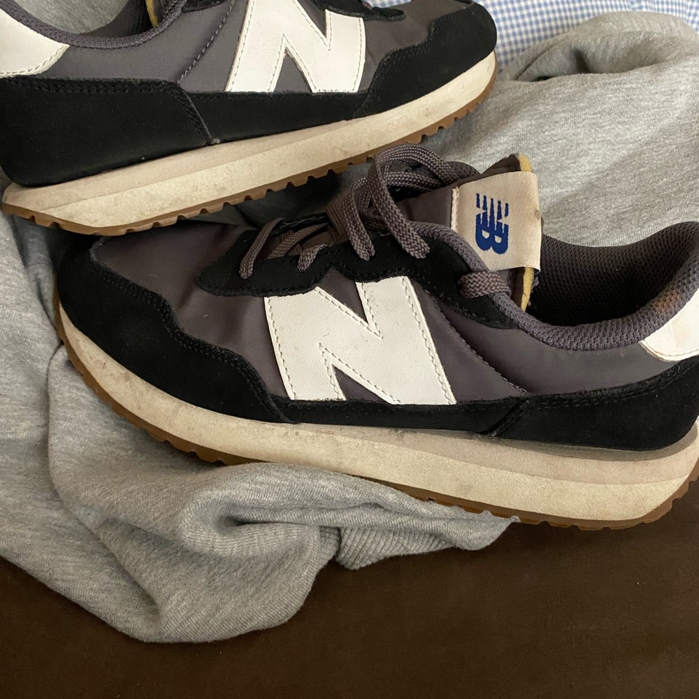 New Balance Men's Black and Gray Shoes

YOUTH 5.5

Fits women’s 7.5